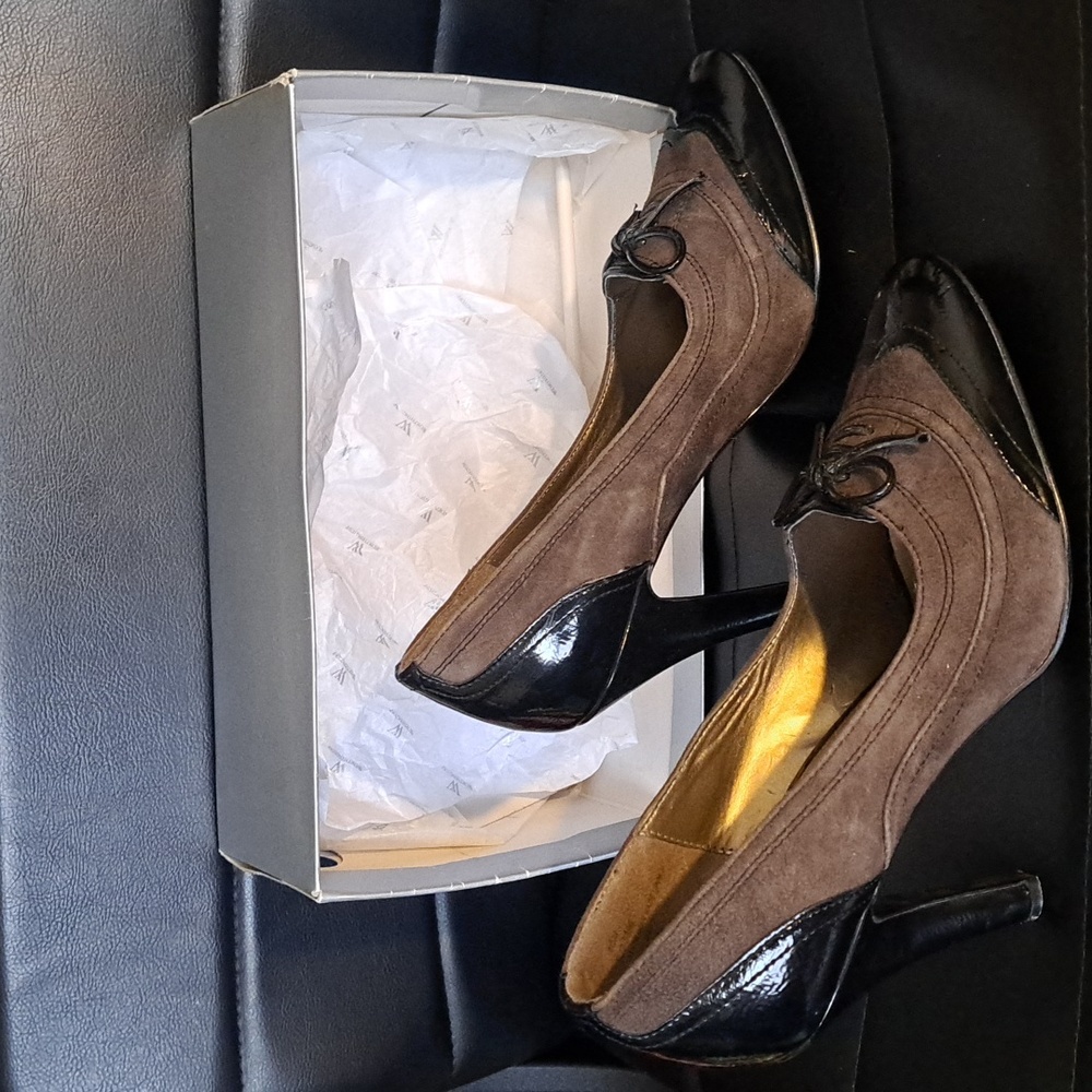 LNIB BEAUTIFUL Heels - Picture 4 of 9